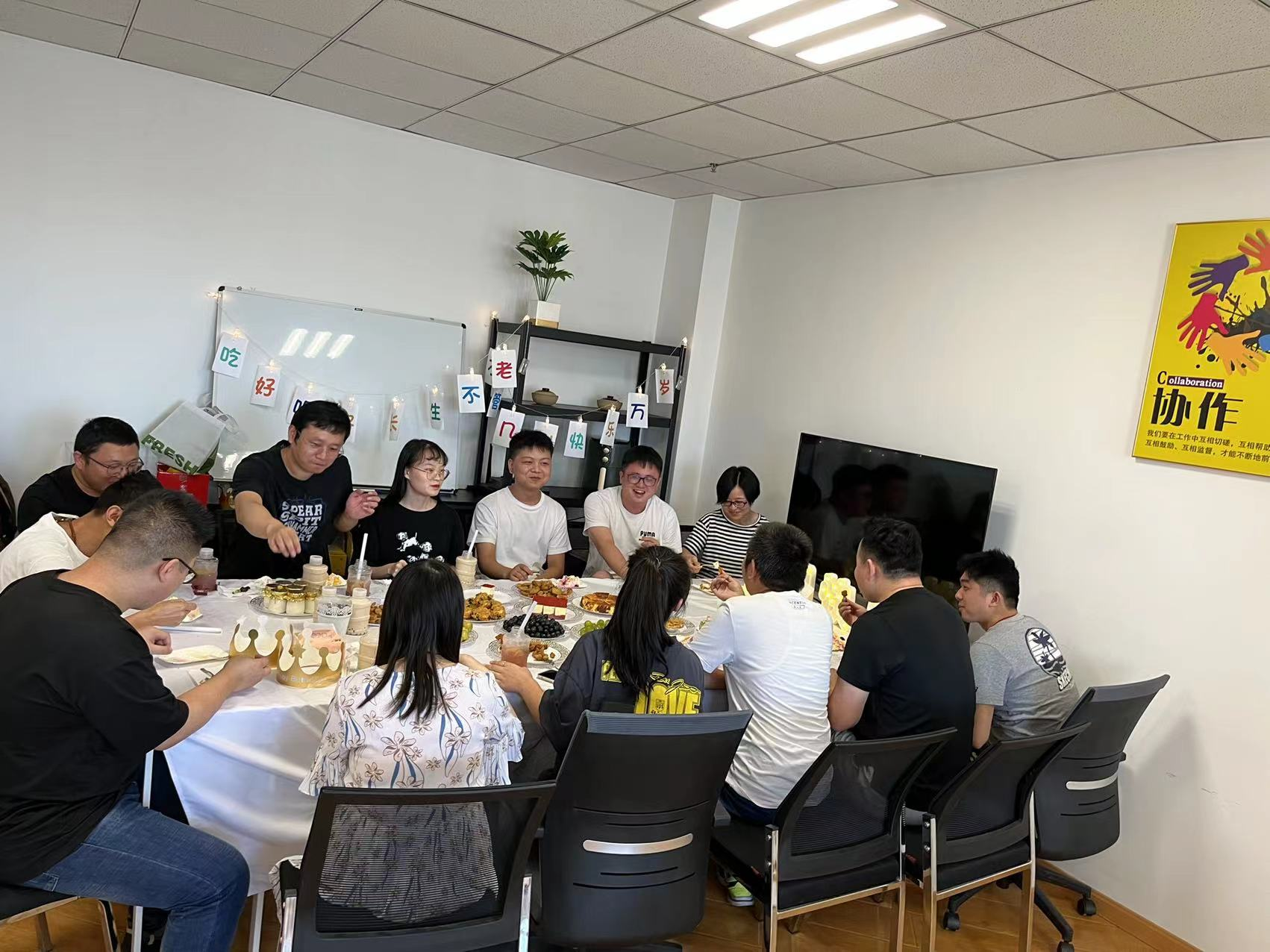 大家欢聚一起共享美味蛋糕、围坐畅聊、一起玩游戏,共同分享生日的喜悦 大家欢聚一起共享美味蛋糕、围坐畅聊、一起玩游戏,共同分享生日的喜悦