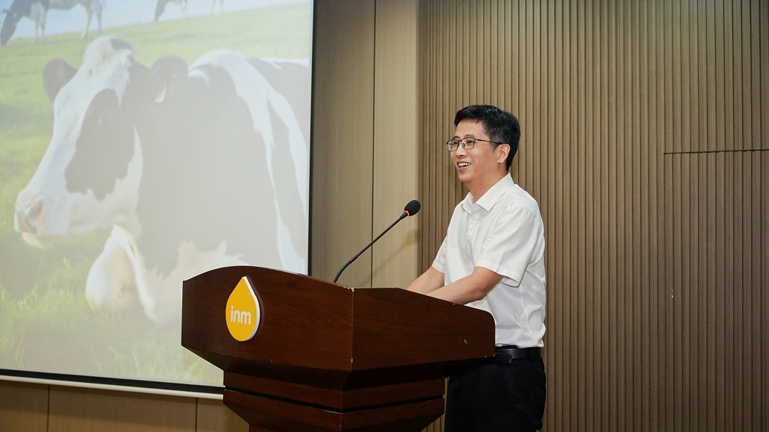 平阳县农业农村局副局长肖群向大家介绍，此次溯源的益生菌酸奶工厂创立于1991年，是一家致力于奶牛育种养殖、乳制品、烘焙食品生产加工、销售于一体，实施三产接二连一全产业链发展的农业产业化国家重点龙头企业