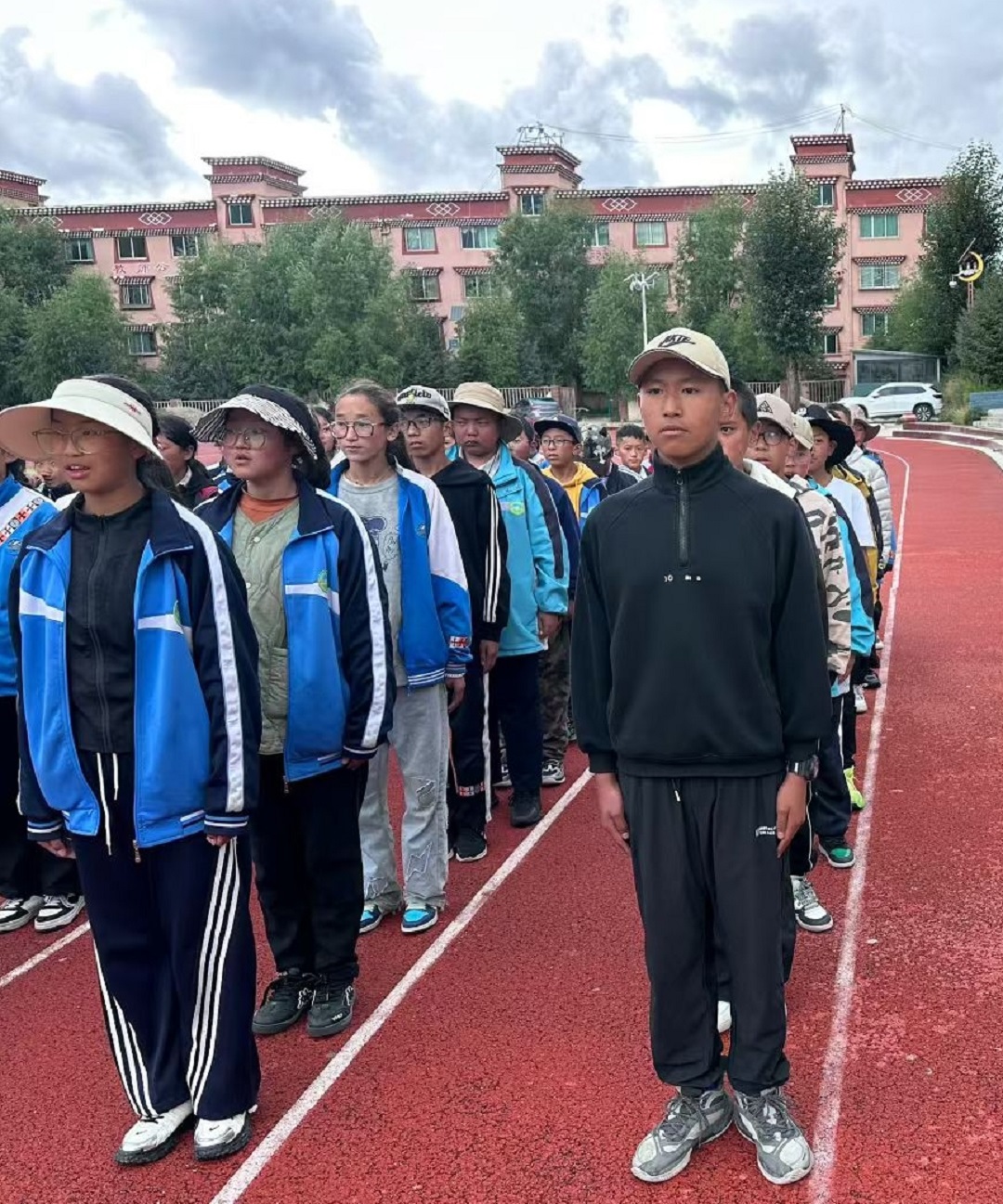 此次活动是浙江新远文化集团开展的“浙里石榴红”民族团结品牌公益活动中的一个剪影。