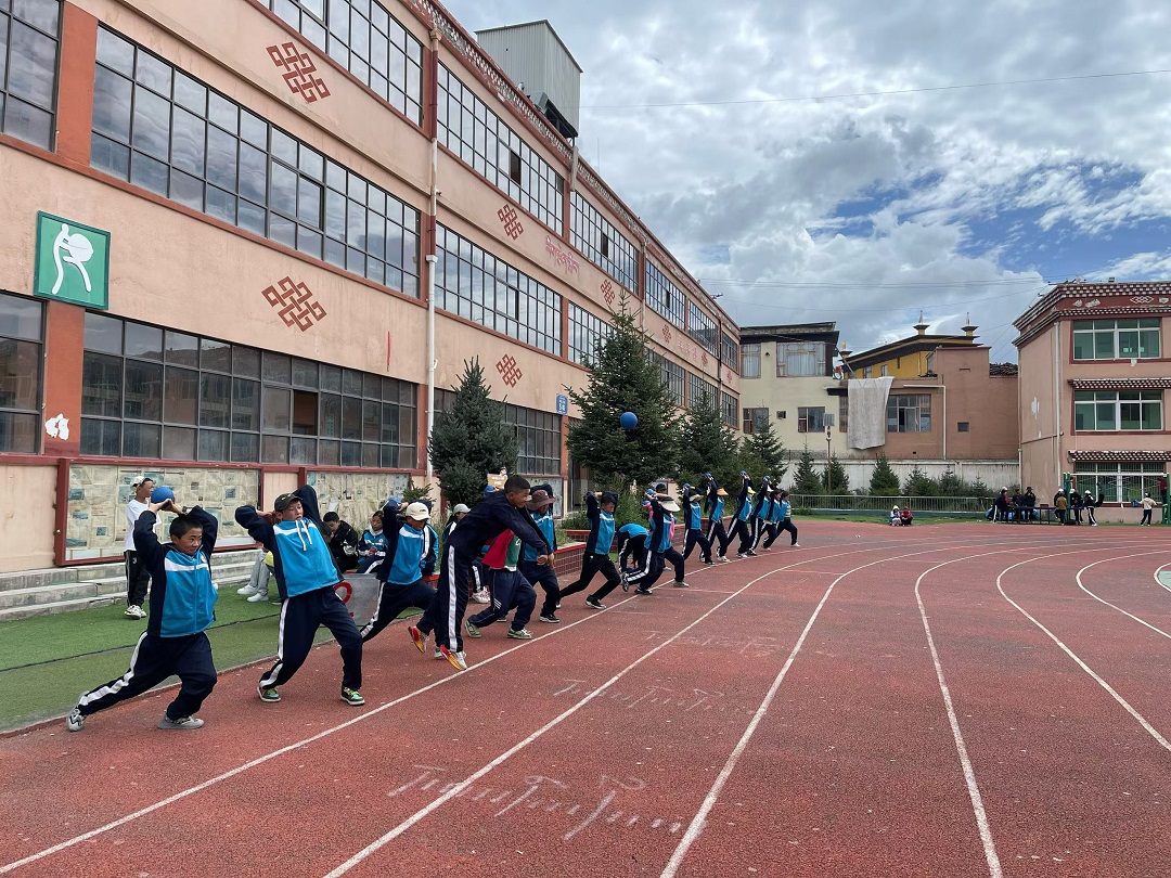 一面锦旗，连接浙川深情；一份善举，托起学子梦想。