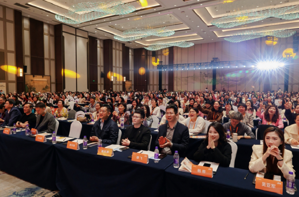 3月23日,浙江杭州迎来了一场聚焦青少年成长健康的行业盛会——2026辰颐物语科学养育趋势论坛。 3月23日,浙江杭州迎来了一场聚焦青少年成长健康的行业盛会——2026辰颐物语科学养育趋势论坛。