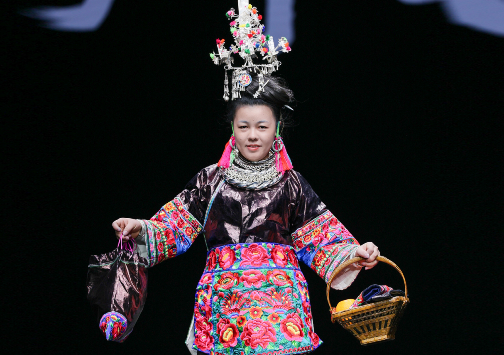 此次大秀灵感源自56个民族的新娘服饰,设计师将各民族经典纹样与当代男装设计巧妙结合,实现了传统非遗与现代时尚的创新融合。 此次大秀灵感源自56个民族的新娘服饰,设计师将各民族经典纹样与当代男装设计巧妙结合,实现了传统非遗与现代时尚的创新融合。