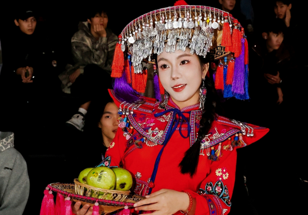 此次“56个民族新娘”主题大秀的圆满完成,充分彰显了企业与地方品牌助力文化传承、推动女性发展的责任与担当。 此次“56个民族新娘”主题大秀的圆满完成,充分彰显了企业与地方品牌助力文化传承、推动女性发展的责任与担当。