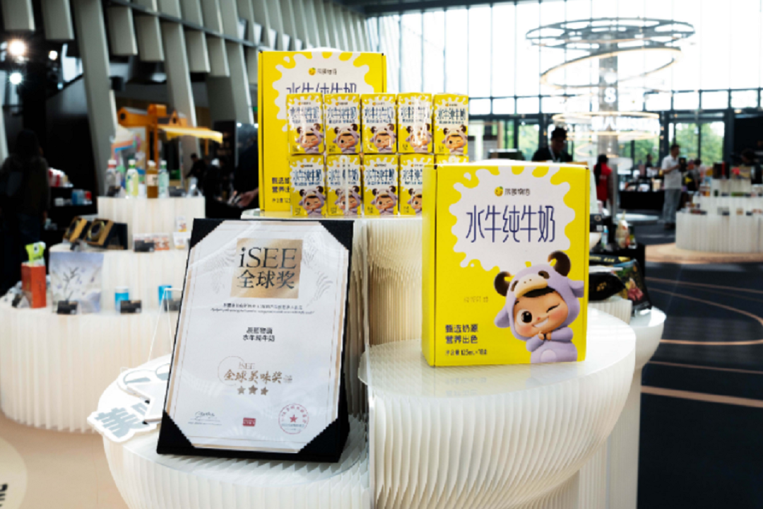 2026年4月15日,在刚刚落幕的ISEE全球美味奖颁奖典礼上,辰颐物语水牛纯牛奶凭借卓越的品质与风味,从全球六千款参选作品中脱颖而出,一举夺得全球美味奖“三星卓越认证”。 2026年4月15日,在刚刚落幕的ISEE全球美味奖颁奖典礼上,辰颐物语水牛纯牛奶凭借卓越的品质与风味,从全球六千款参选作品中脱颖而出,一举夺得全球美味奖“三星卓越认证”。